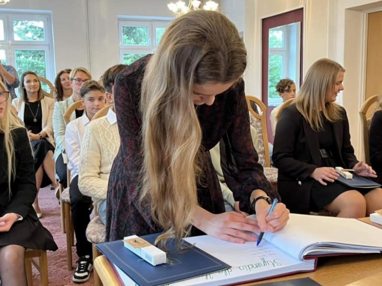  Awanse zawodowe i stypendia dla uczniów