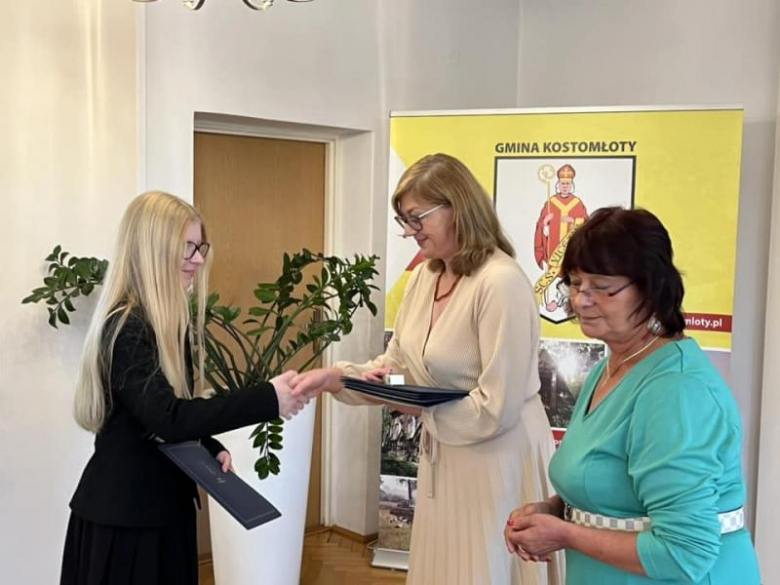  Awanse zawodowe i stypendia dla uczniów