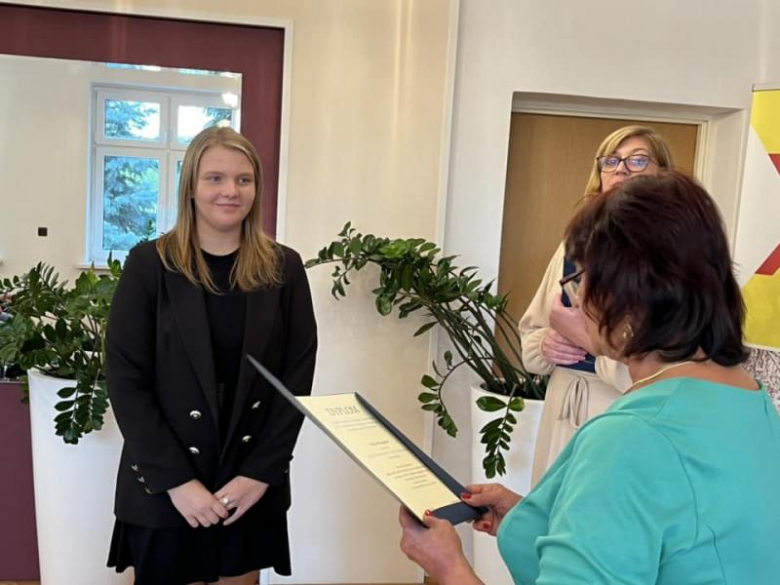  Awanse zawodowe i stypendia dla uczniów