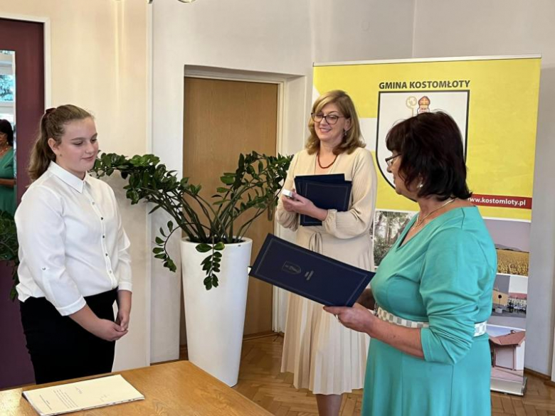  Awanse zawodowe i stypendia dla uczniów