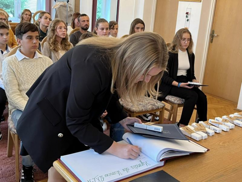  Awanse zawodowe i stypendia dla uczniów