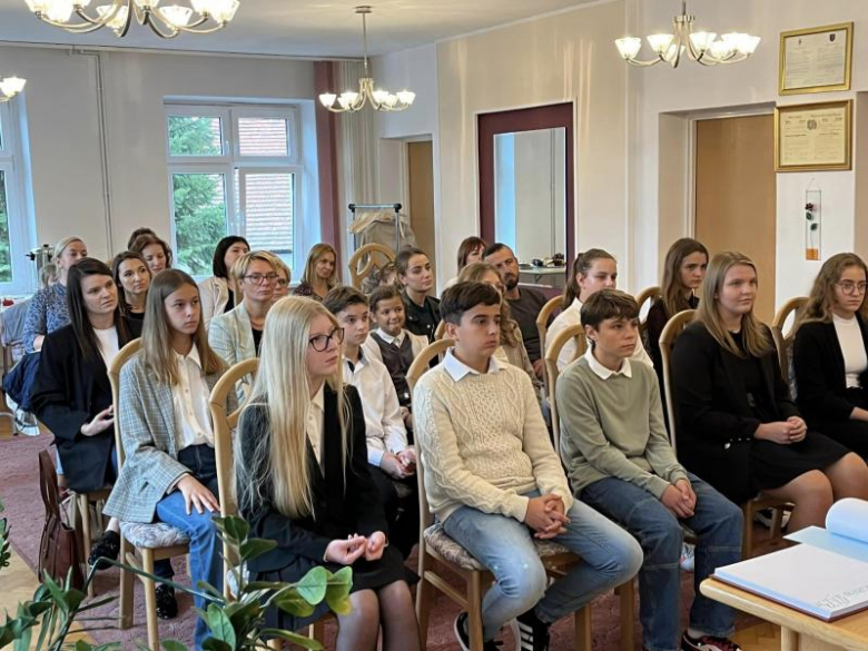  Awanse zawodowe i stypendia dla uczniów