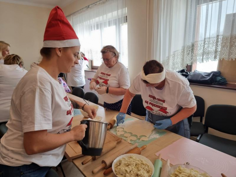 Przedświąteczne lepienie pierogów w Malczycach 