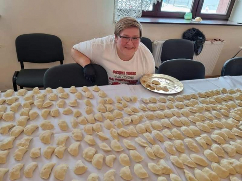 Przedświąteczne lepienie pierogów w Malczycach 