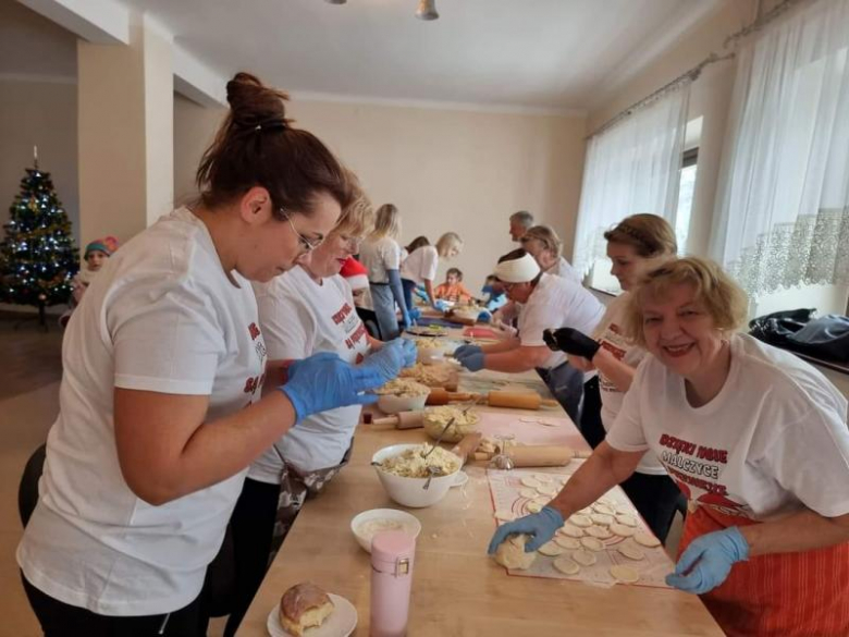 Przedświąteczne lepienie pierogów w Malczycach 