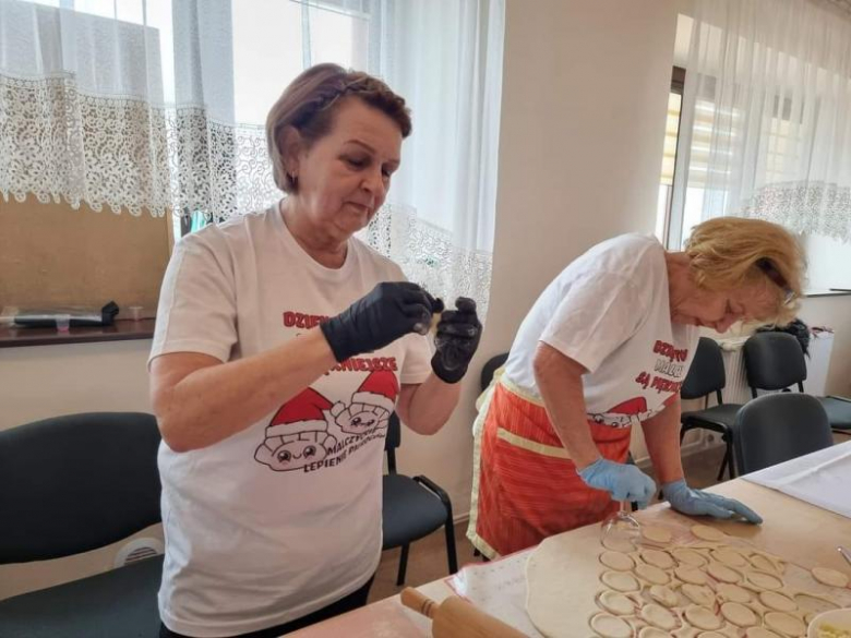 Przedświąteczne lepienie pierogów w Malczycach 