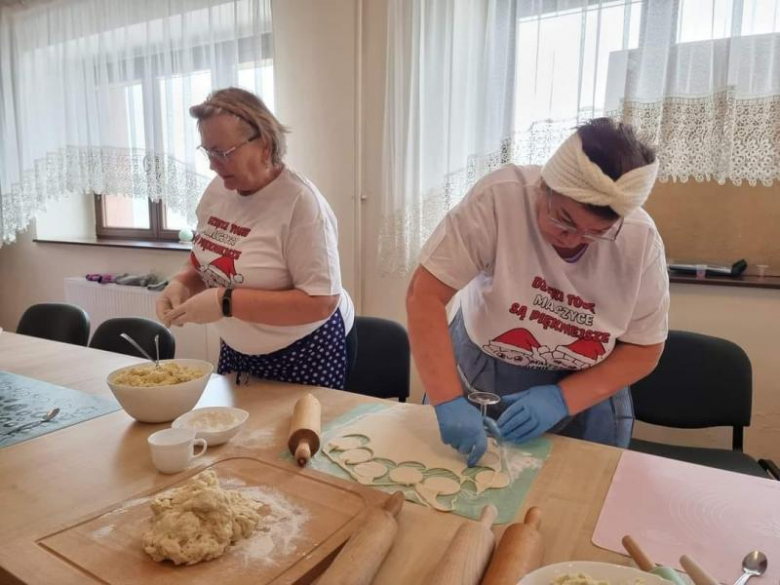 Przedświąteczne lepienie pierogów w Malczycach 