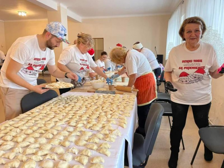 Przedświąteczne lepienie pierogów w Malczycach 
