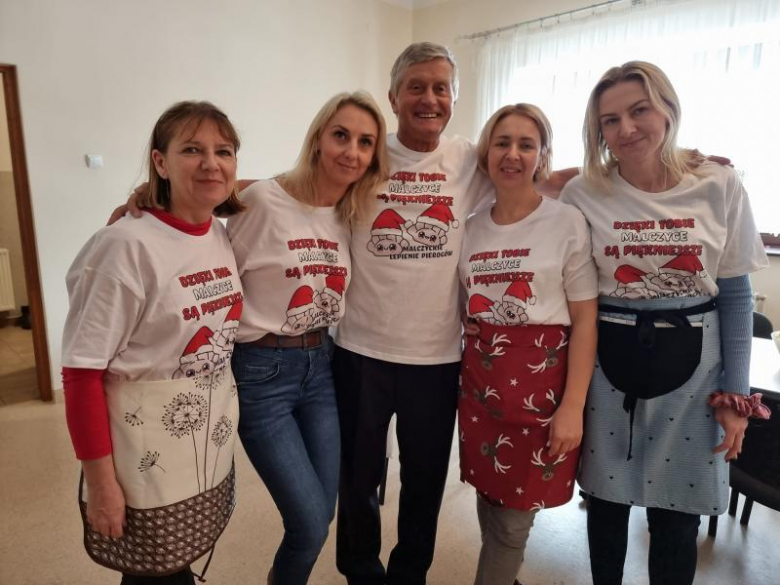 Przedświąteczne lepienie pierogów w Malczycach 