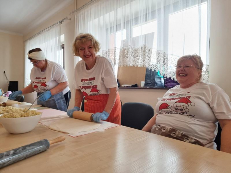 Przedświąteczne lepienie pierogów w Malczycach 