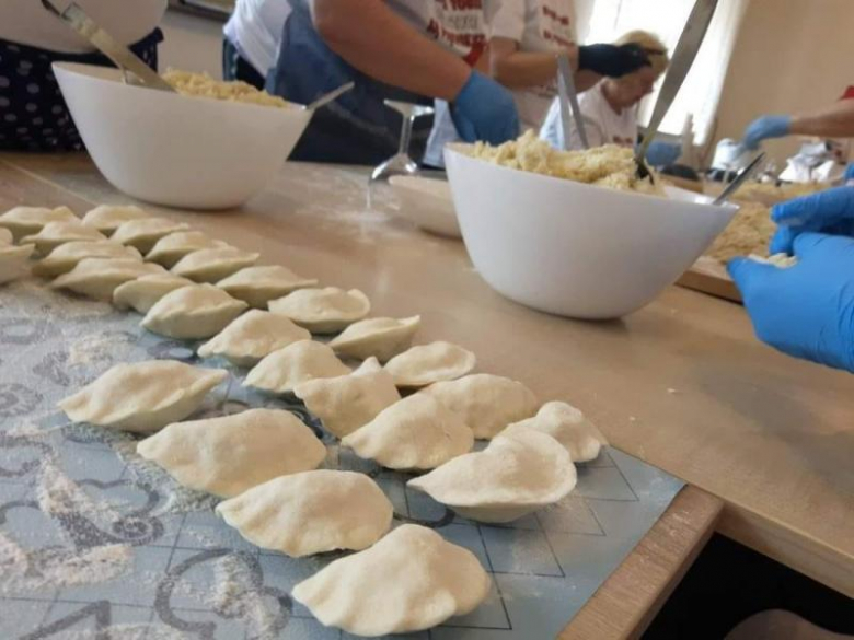 Przedświąteczne lepienie pierogów w Malczycach 