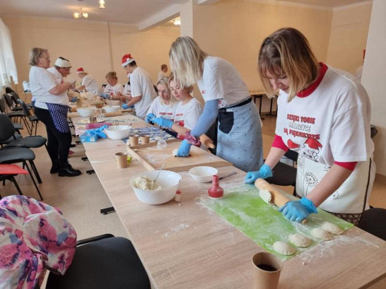 Przedświąteczne lepienie pierogów w Malczycach 