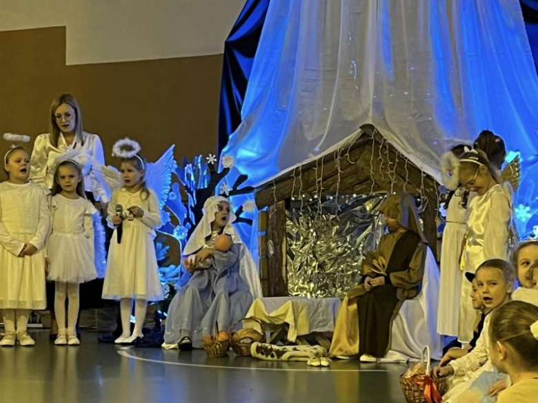 Jasełka w wykonaniu najmłodszych uczniów Szkoły Podstawowej w Kostomłotach