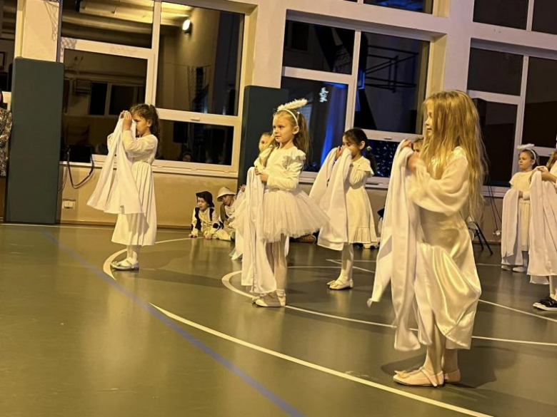 Jasełka w wykonaniu najmłodszych uczniów Szkoły Podstawowej w Kostomłotach