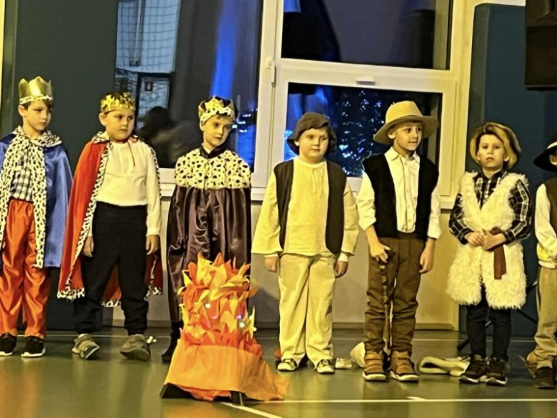 Jasełka w wykonaniu najmłodszych uczniów Szkoły Podstawowej w Kostomłotach
