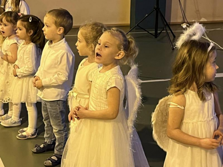 Jasełka w wykonaniu najmłodszych uczniów Szkoły Podstawowej w Kostomłotach