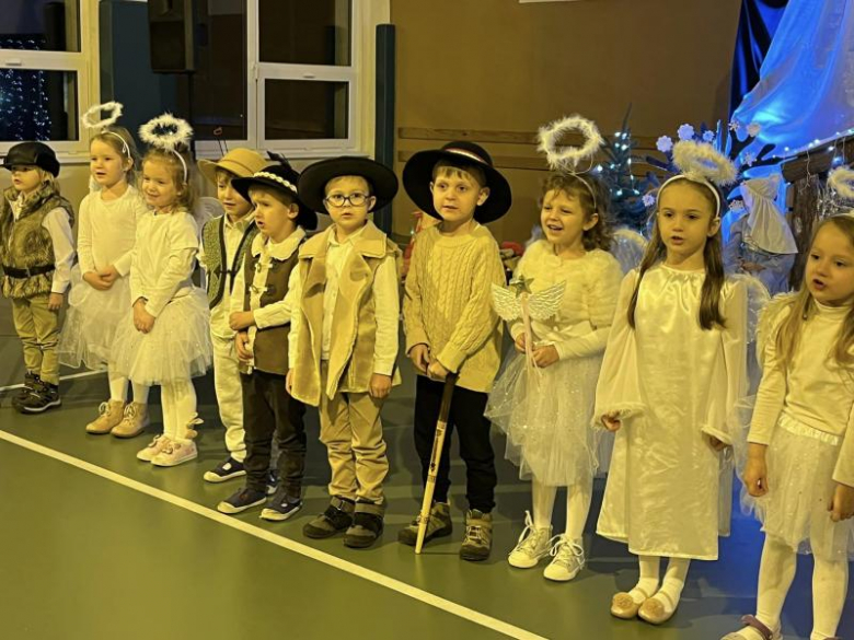 Jasełka w wykonaniu najmłodszych uczniów Szkoły Podstawowej w Kostomłotach