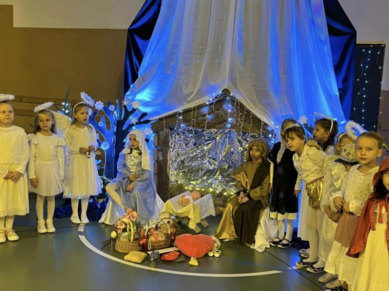 Jasełka w wykonaniu najmłodszych uczniów Szkoły Podstawowej w Kostomłotach