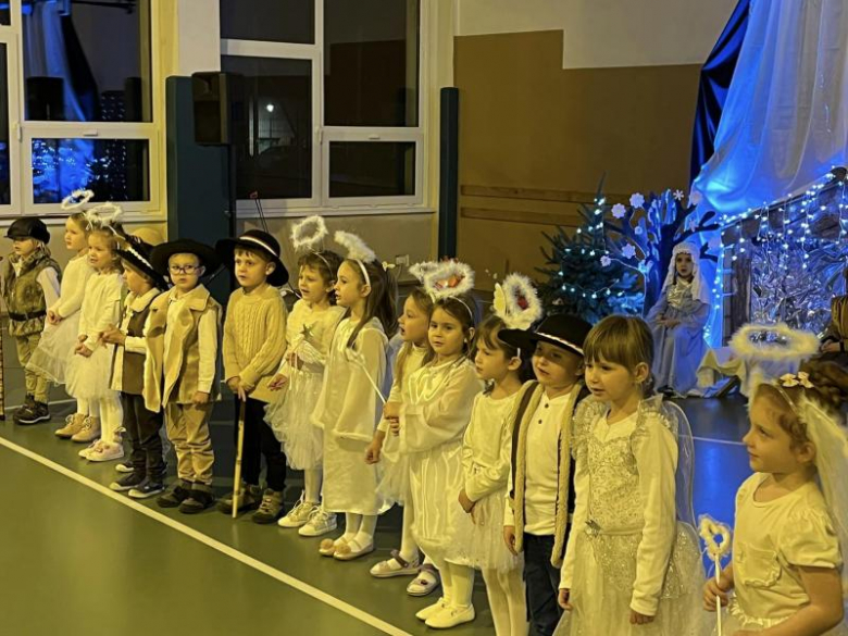 Jasełka w wykonaniu najmłodszych uczniów Szkoły Podstawowej w Kostomłotach