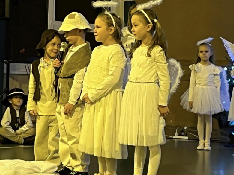 Jasełka w wykonaniu najmłodszych uczniów Szkoły Podstawowej w Kostomłotach