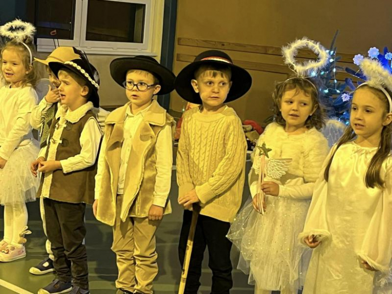Jasełka w wykonaniu najmłodszych uczniów Szkoły Podstawowej w Kostomłotach