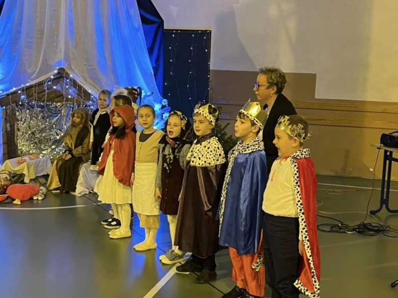 Jasełka w wykonaniu najmłodszych uczniów Szkoły Podstawowej w Kostomłotach