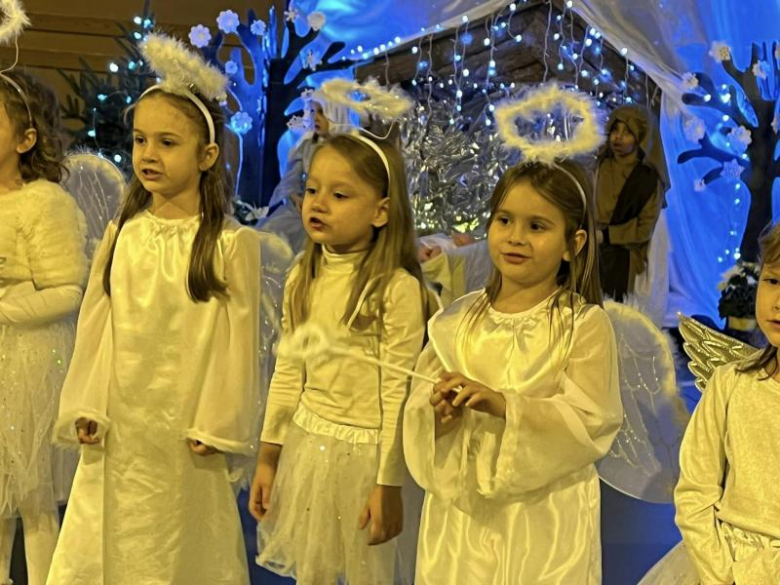 Jasełka w wykonaniu najmłodszych uczniów Szkoły Podstawowej w Kostomłotach