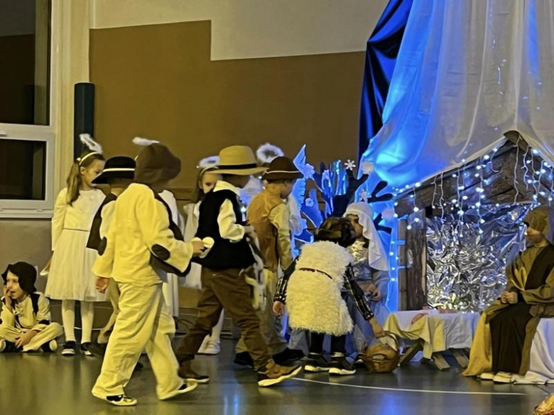 Jasełka w wykonaniu najmłodszych uczniów Szkoły Podstawowej w Kostomłotach