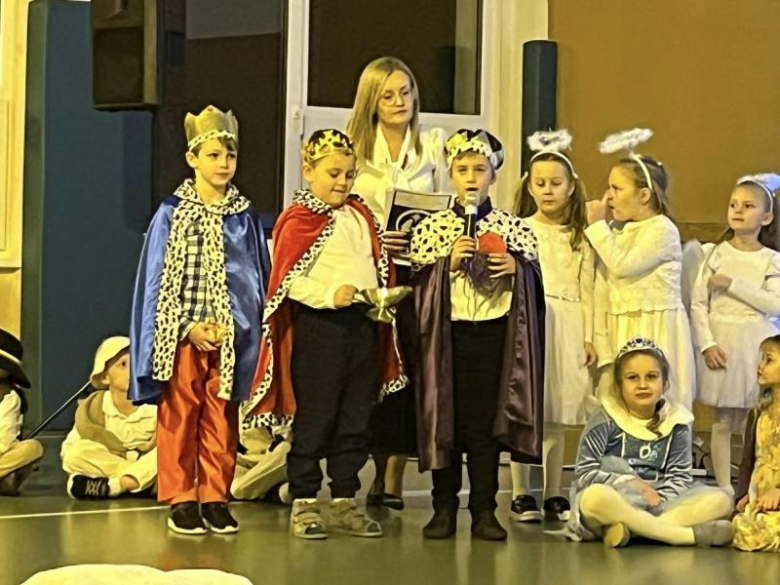 Jasełka w wykonaniu najmłodszych uczniów Szkoły Podstawowej w Kostomłotach