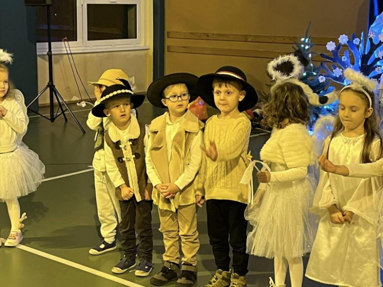 Jasełka w wykonaniu najmłodszych uczniów Szkoły Podstawowej w Kostomłotach