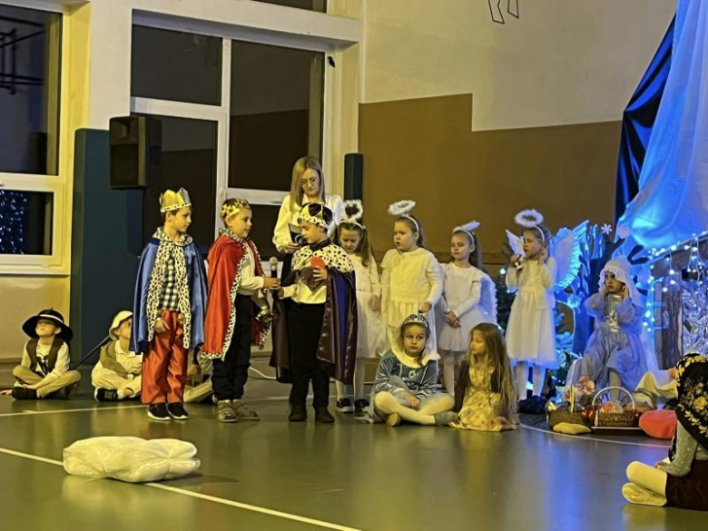 Jasełka w wykonaniu najmłodszych uczniów Szkoły Podstawowej w Kostomłotach
