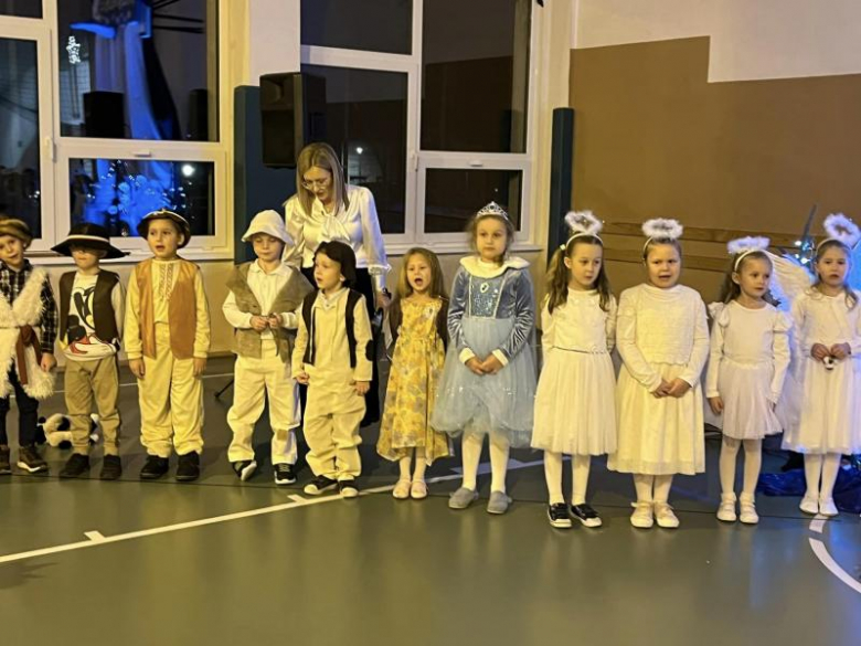Jasełka w wykonaniu najmłodszych uczniów Szkoły Podstawowej w Kostomłotach