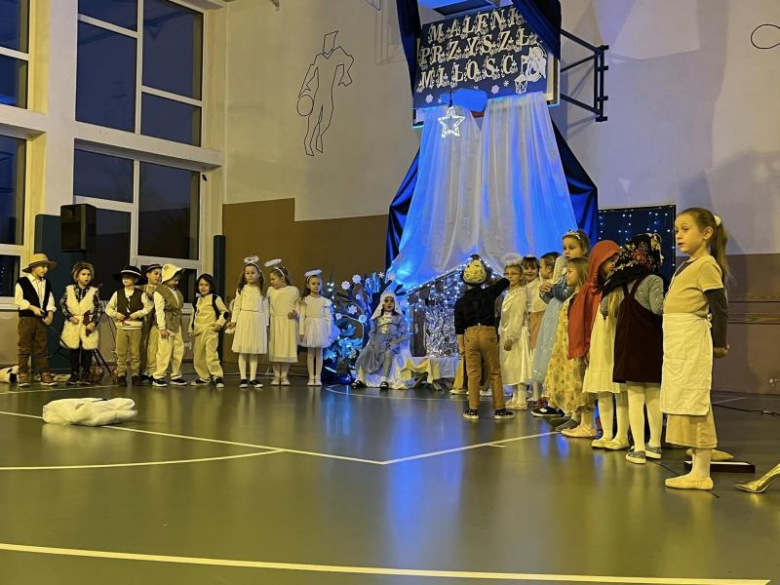 Jasełka w wykonaniu najmłodszych uczniów Szkoły Podstawowej w Kostomłotach