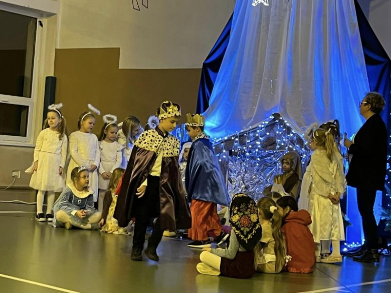 Jasełka w wykonaniu najmłodszych uczniów Szkoły Podstawowej w Kostomłotach