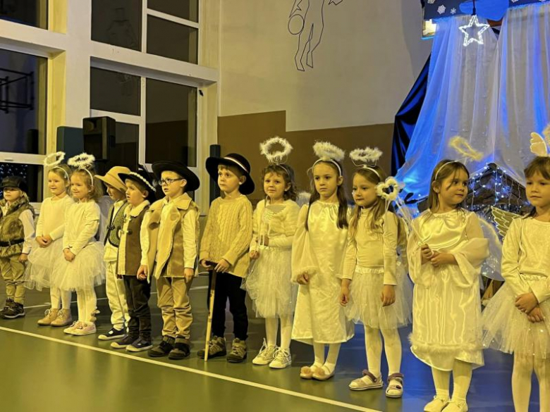 Jasełka w wykonaniu najmłodszych uczniów Szkoły Podstawowej w Kostomłotach