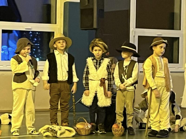 Jasełka w wykonaniu najmłodszych uczniów Szkoły Podstawowej w Kostomłotach