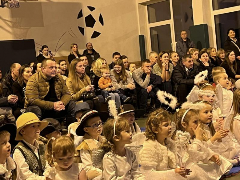 Jasełka w wykonaniu najmłodszych uczniów Szkoły Podstawowej w Kostomłotach