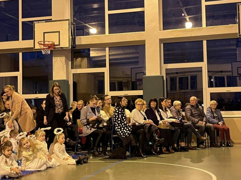 Jasełka w wykonaniu najmłodszych uczniów Szkoły Podstawowej w Kostomłotach