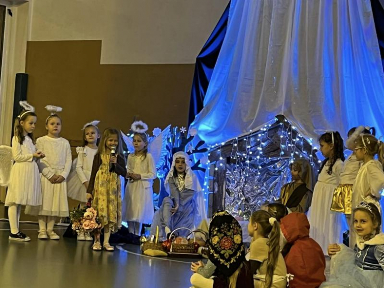 Jasełka w wykonaniu najmłodszych uczniów Szkoły Podstawowej w Kostomłotach