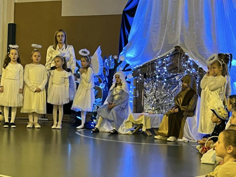 Jasełka w wykonaniu najmłodszych uczniów Szkoły Podstawowej w Kostomłotach