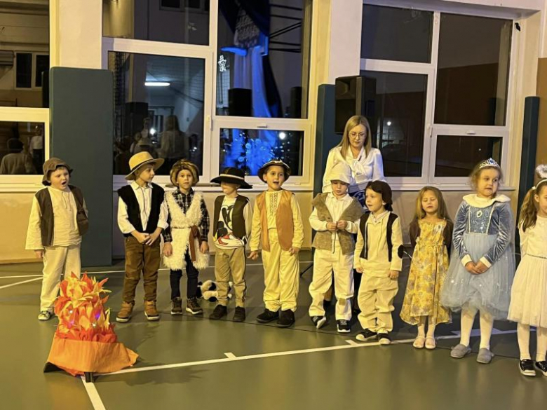 Jasełka w wykonaniu najmłodszych uczniów Szkoły Podstawowej w Kostomłotach