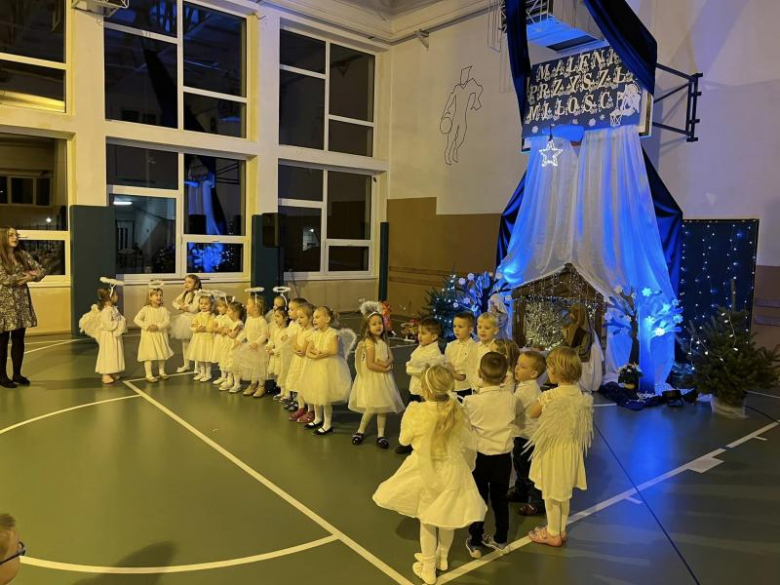 Jasełka w wykonaniu najmłodszych uczniów Szkoły Podstawowej w Kostomłotach