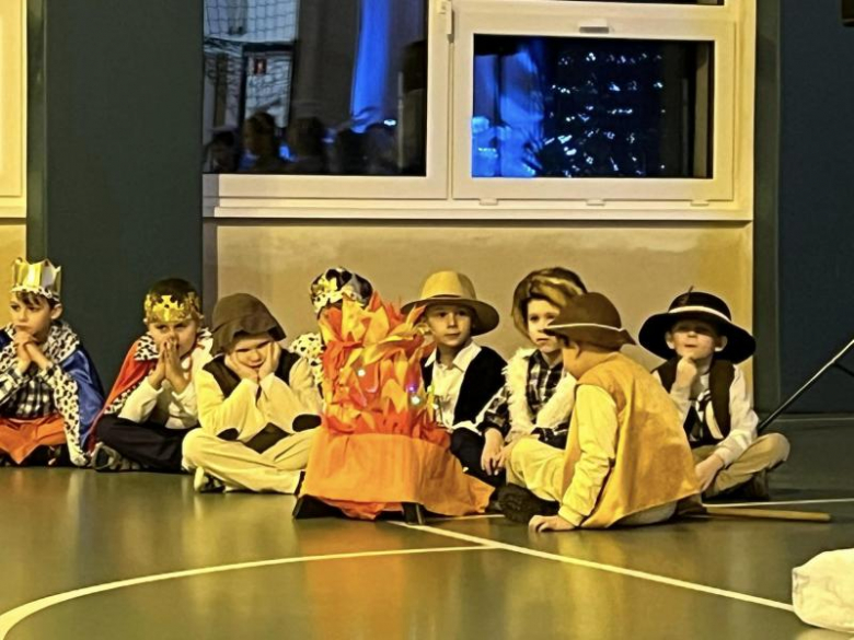 Jasełka w wykonaniu najmłodszych uczniów Szkoły Podstawowej w Kostomłotach