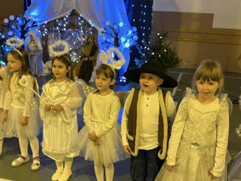 Jasełka w wykonaniu najmłodszych uczniów Szkoły Podstawowej w Kostomłotach