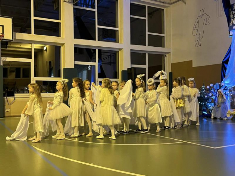 Jasełka w wykonaniu najmłodszych uczniów Szkoły Podstawowej w Kostomłotach