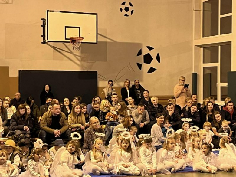 Jasełka w wykonaniu najmłodszych uczniów Szkoły Podstawowej w Kostomłotach