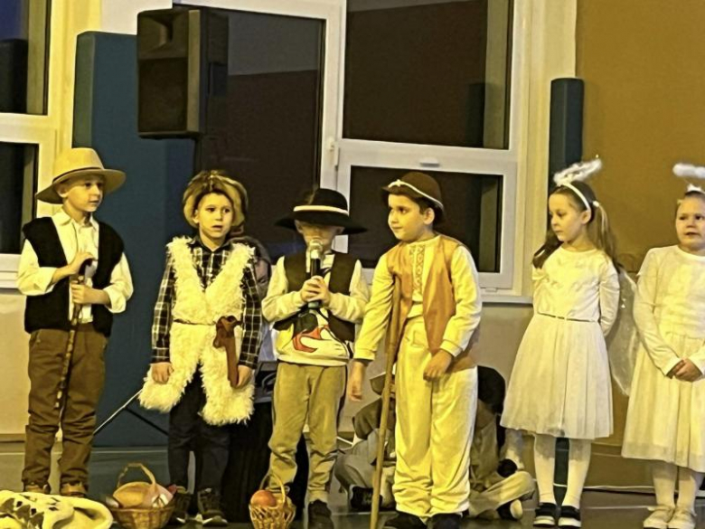 Jasełka w wykonaniu najmłodszych uczniów Szkoły Podstawowej w Kostomłotach