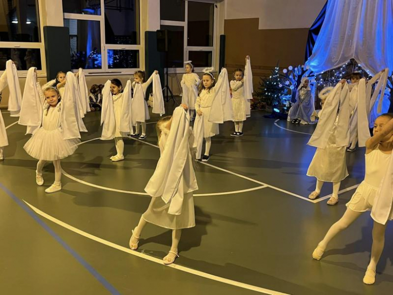 Jasełka w wykonaniu najmłodszych uczniów Szkoły Podstawowej w Kostomłotach