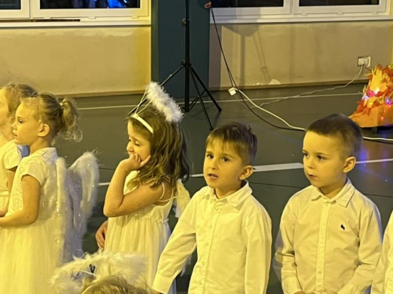 Jasełka w wykonaniu najmłodszych uczniów Szkoły Podstawowej w Kostomłotach