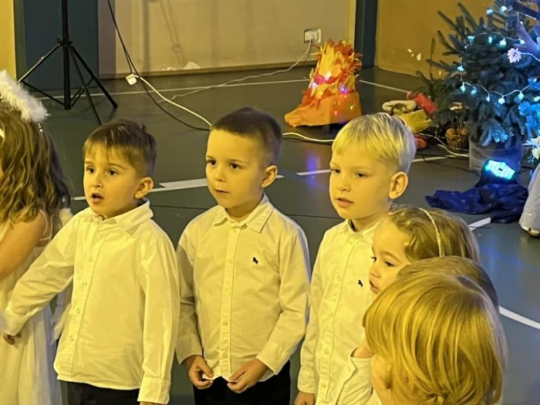 Jasełka w wykonaniu najmłodszych uczniów Szkoły Podstawowej w Kostomłotach